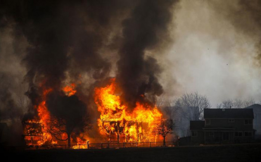 Ватрена стихија се шири, стотине кућа уништено (ВИДЕО)
