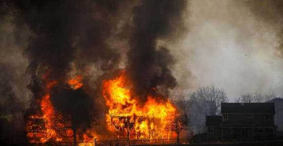 Vatrena stihija se širi, stotine kuća uništeno (VIDEO)