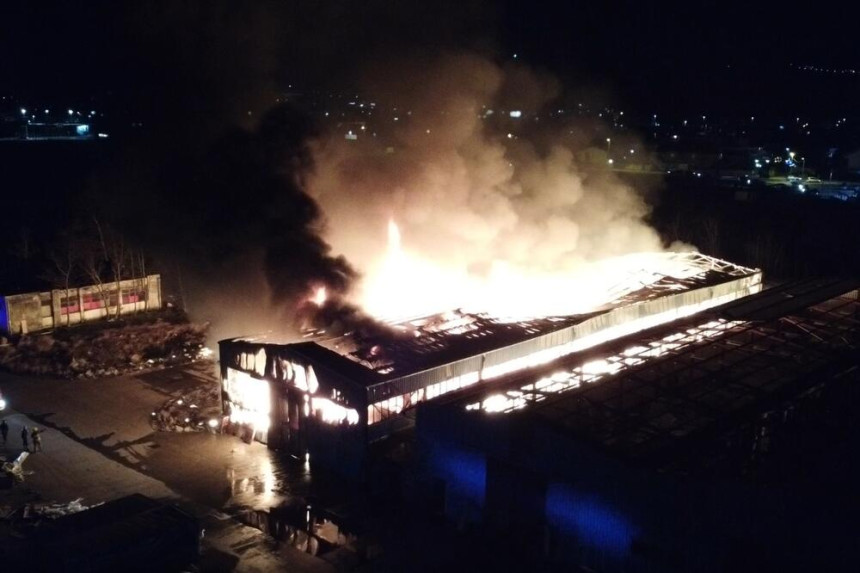 Vatra "guta" nekadašnju fabriku "Radoje Dakić"