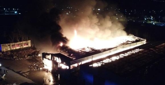 Vatra "guta" nekadašnju fabriku "Radoje Dakić"