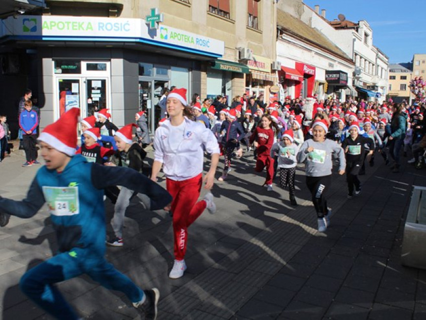 Bijeljina: Oko 400 djece u trci malih Djeda Mrazeva