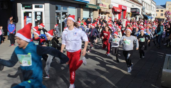 Bijeljina: Oko 400 djece u trci malih Djeda Mrazeva