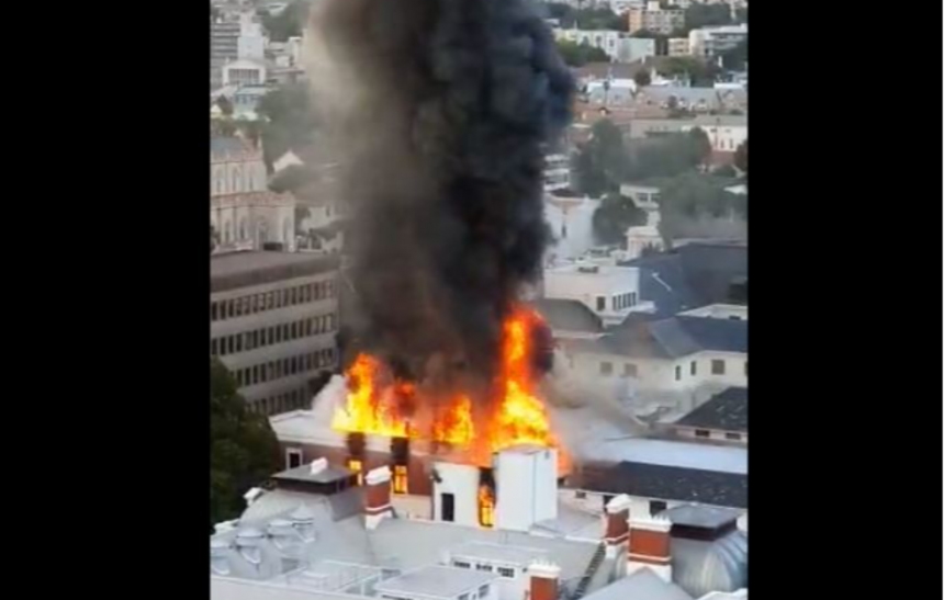 Зграда парламента у пламену: Ватра прогутала кров