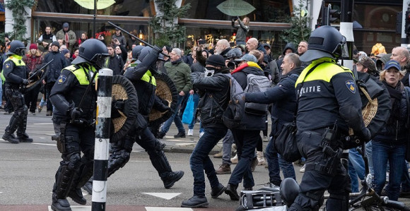 Haos na ulicama, policija pušta i pse na ljude