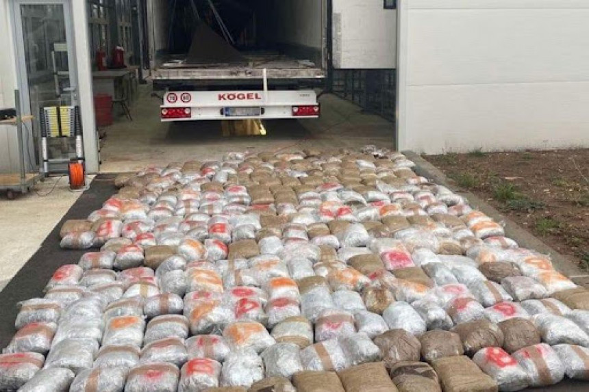 Камион пун дроге из ЦГ заустављен на путу за БиХ
