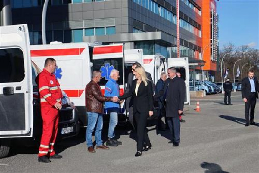 Korisno od Vlade: 15 sanitetskih vozila bolnicama i domovima zdravlja širom Srpske