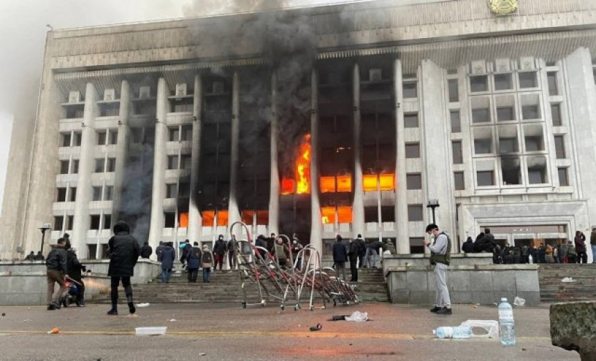 Хаос у Казахстану: Гори резиденција предсједника(ВИДЕО)