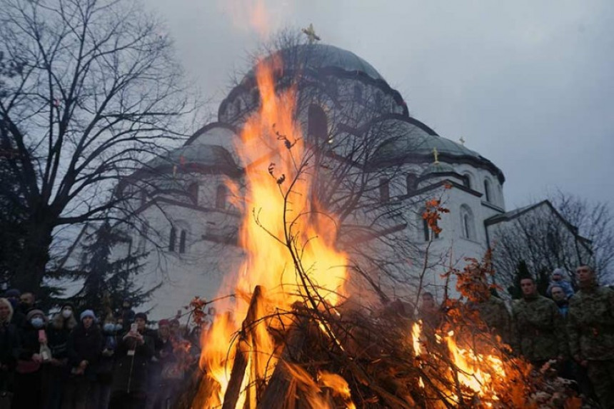 Beograd: Naloženi badnjaci ispred Hrama Svetog Save