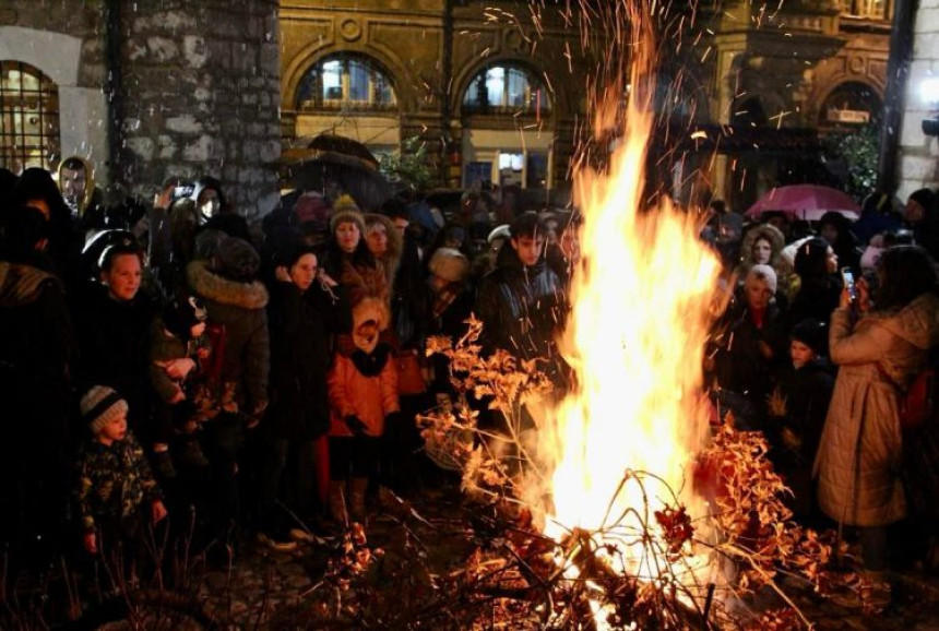 Badnje veče u Sarajevu: Ispred crkve naloženi badnjaci