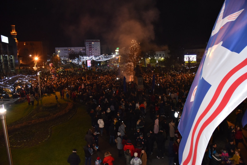 Nalaganje badnjaka na gradskom trgu u Bijeljini