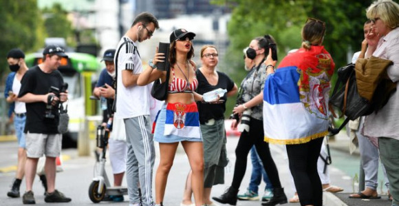Kolo ispred hotela u kome je Novak Đoković (VIDEO)