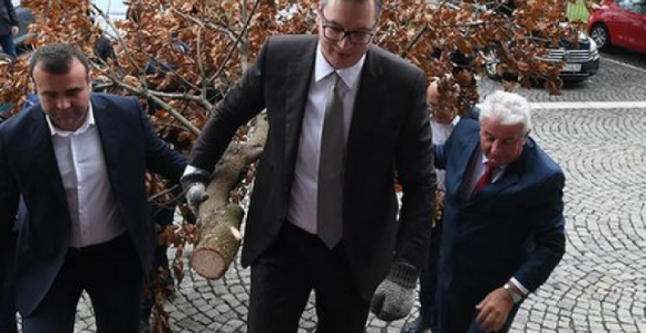 Vučić unio Badnjak, ugostio i srpsku djecu iz Hrvatske