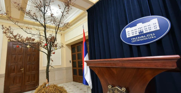 Usječen, osveštan i unesen badnjak u Gradsku upravu