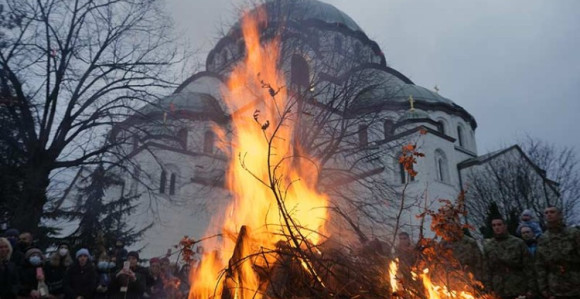 Beograd: Naloženi badnjaci ispred Hrama Svetog Save