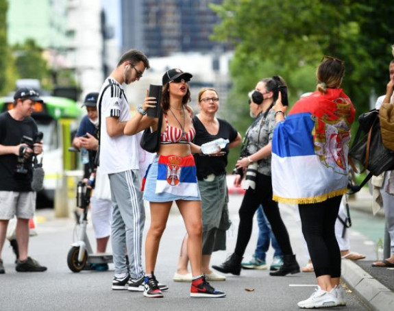 Kolo ispred hotela u kome je Novak Đoković (VIDEO)