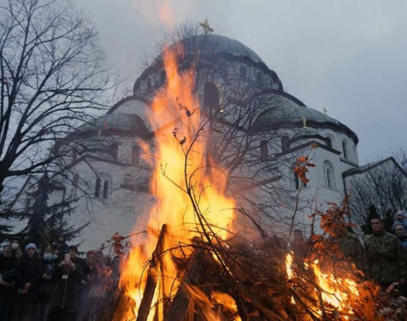 Београд: Наложени бадњаци испред Храма Светог Саве