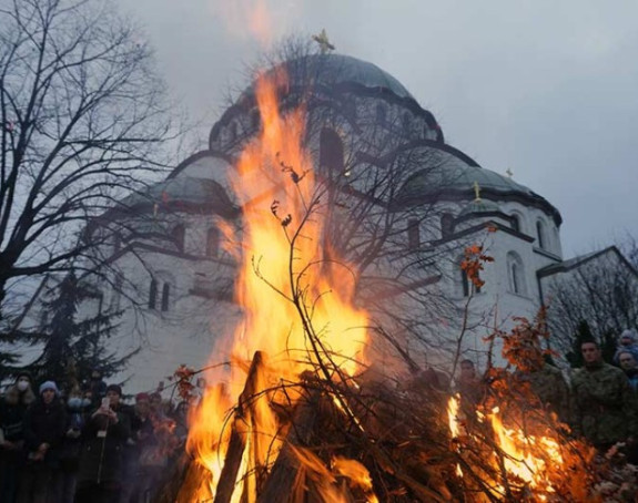 Beograd: Naloženi badnjaci ispred Hrama Svetog Save