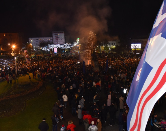 Nalaganje badnjaka na gradskom trgu u Bijeljini