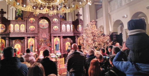 Naložen badnjak u porti Hrama Svete Trojice