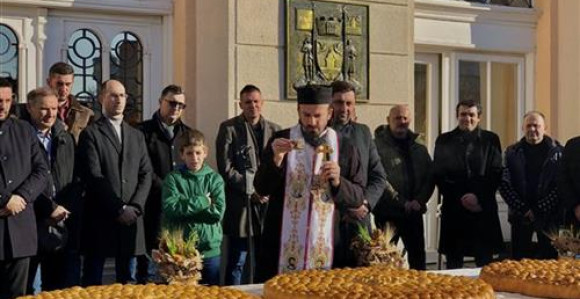 Mališanima česnica sa sedam zlatnika