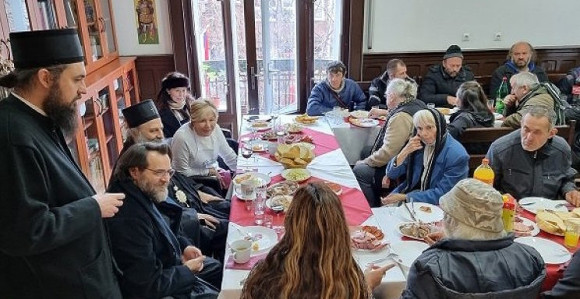 Patrijarh Porfirije na ručku sa siromašnima