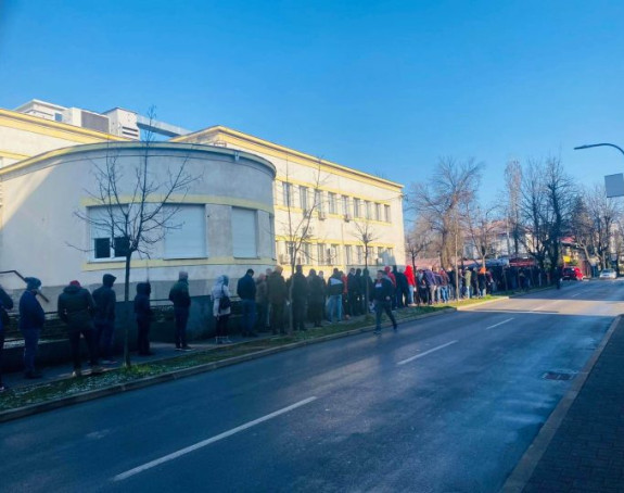 Neviđena gužva ispred instituta za zdravstvo