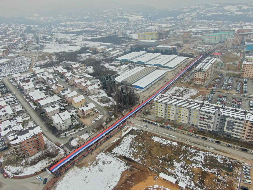 Застава Српске дуга 527 метара развијена у И. Сарајеву