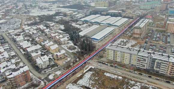 Zastava Srpske duga 527 metara razvijena u I. Sarajevu