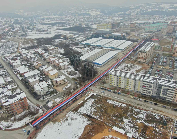 Zastava Srpske duga 527 metara razvijena u I. Sarajevu