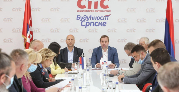 Bahati direktori u ERS-u zavukli ruku u džepove naroda
