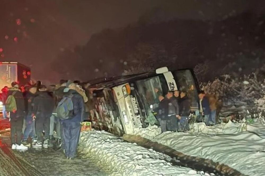 Prevrnuo se autobus kod Kruševca, ima povrijeđenih