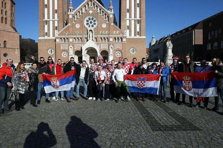 Navijači Srbije i Hrvatske zagrljeni čekaju meč