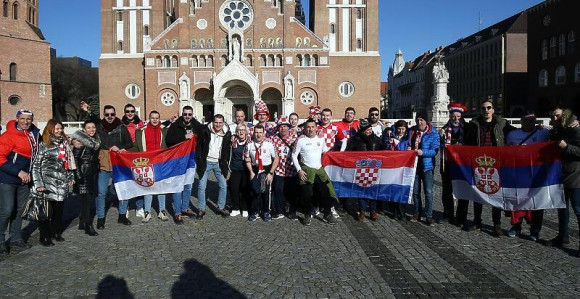 Navijači Srbije i Hrvatske zagrljeni čekaju meč