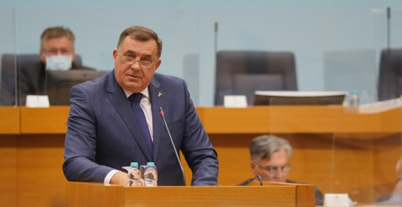 Da nije slučajno povučen Inckov zakon, pa SNSD sad trči u sarajevske fotelje?