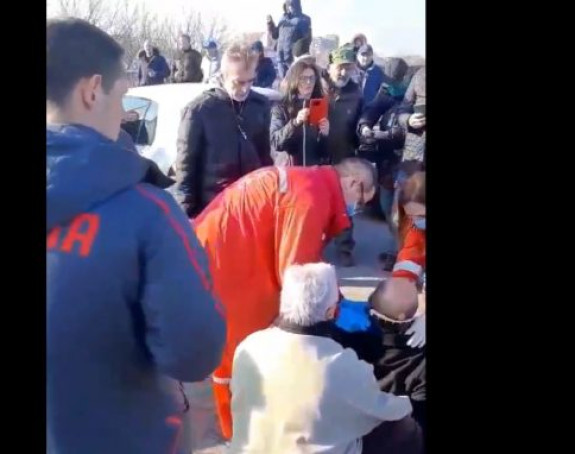 Šabac: Vozač udario kolima demonstranta (VIDEO)