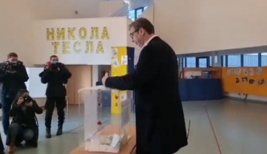 Вучић гласао на референдуму: "Ми смо уз наш народ"