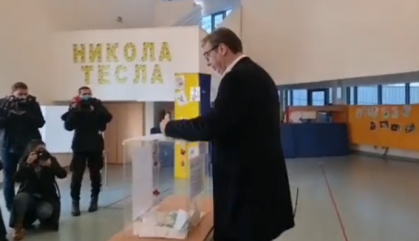 Vučić glasao na referendumu: "Mi smo uz naš narod"