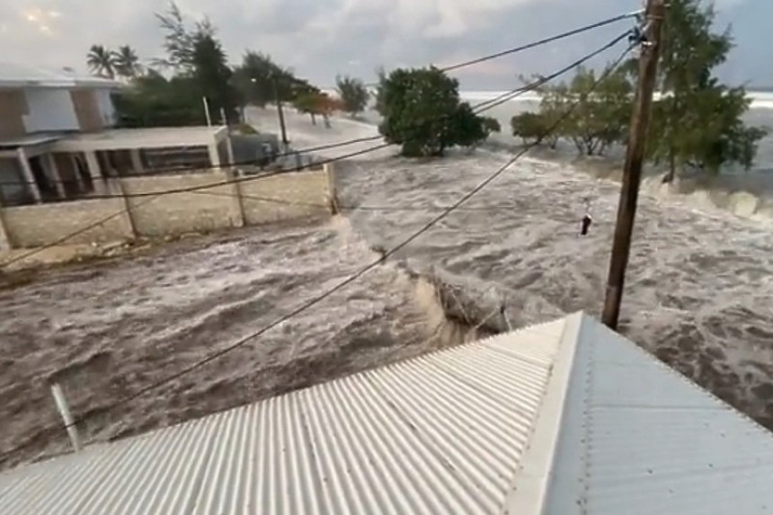 Kako je izgledao cunami u Tongu?! VIDEO