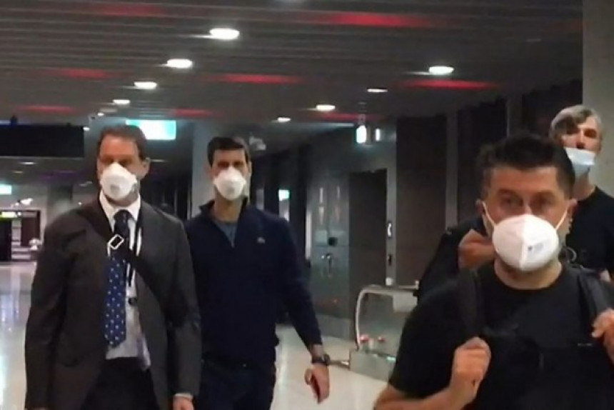 Snimak sa aerodroma, Novak bez komentara