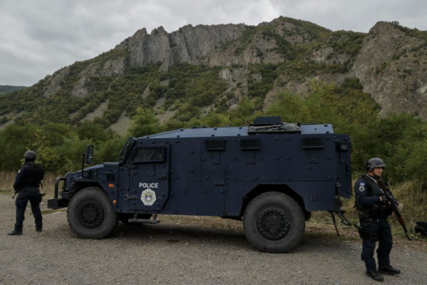 Pojačane snage specijalne policije na putu ka Jarinju