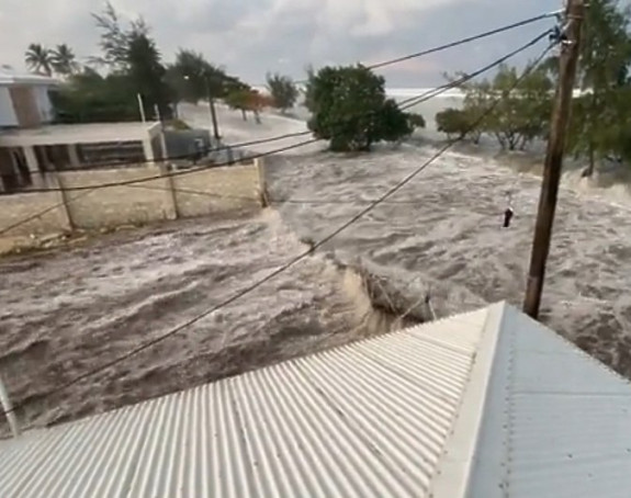Kako je izgledao cunami u Tongu?! VIDEO