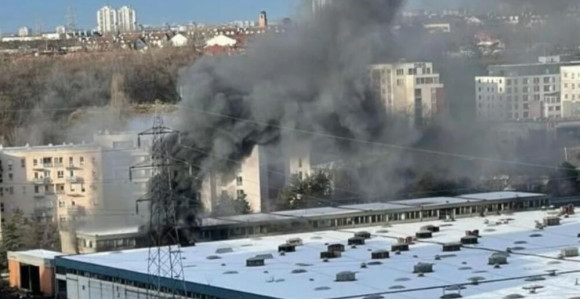 Gori fabrika na Novom Beogradu (VIDEO)