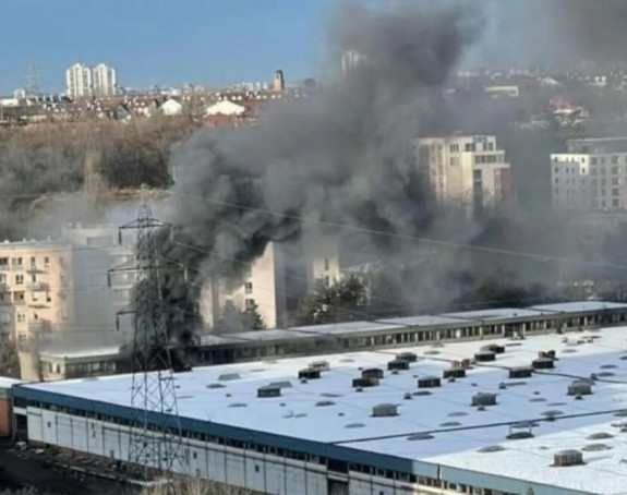 Gori fabrika na Novom Beogradu (VIDEO)