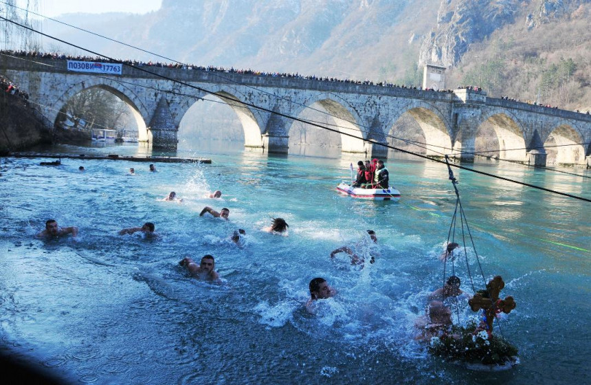 Plivanje za krst časni ispod ćuprije na Drini