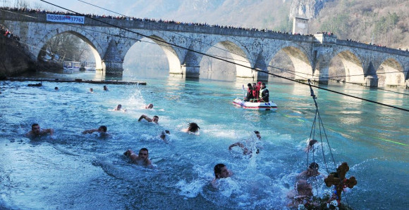 Plivanje za krst časni ispod ćuprije na Drini