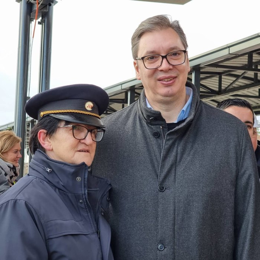 Vučić obišao novu železničku stanicu u Inđiji