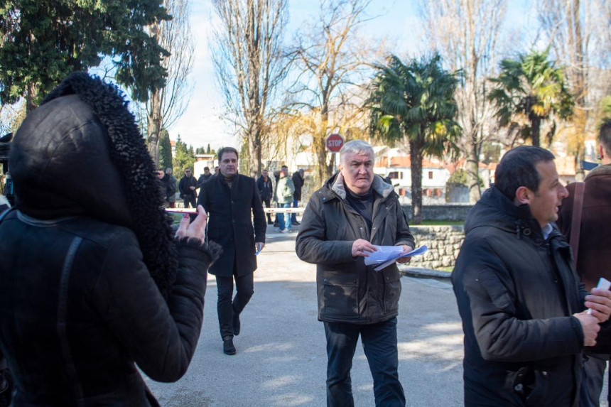 Vukanoviću zabranjen ulazak, Govedarica i Krunić na Skupštini