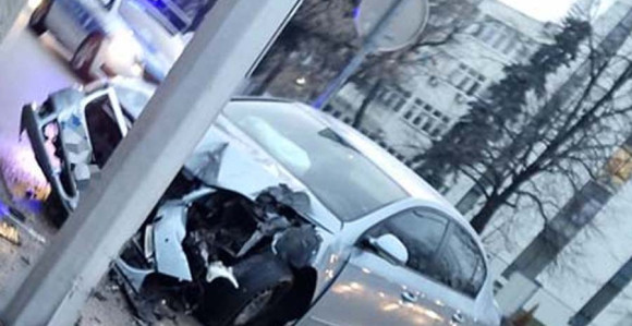 Возач изгубио контролу, ударио у црквену ограду