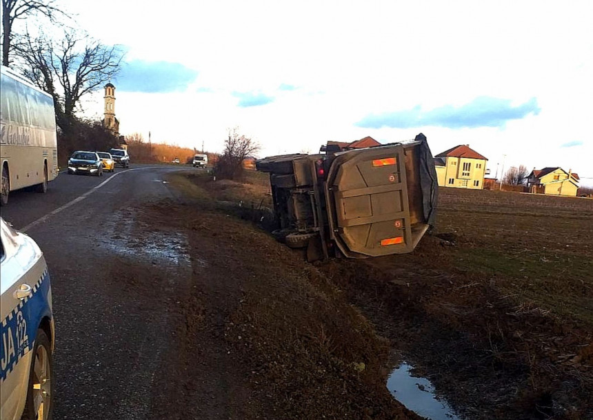 Pijani vozač prevrnuo kamion kod Bijeljine