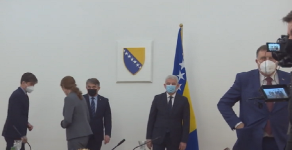 Power: Ako imate vlast ne znači da možete krasti